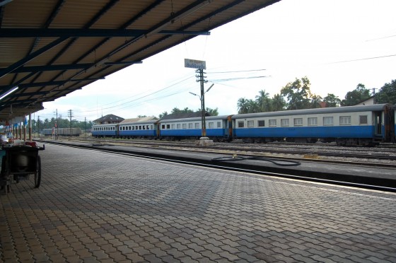 estacion-trenes-tailandia-Chumphon Tren en la estación de Chumphon