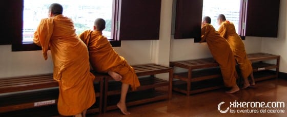 monjes budistas