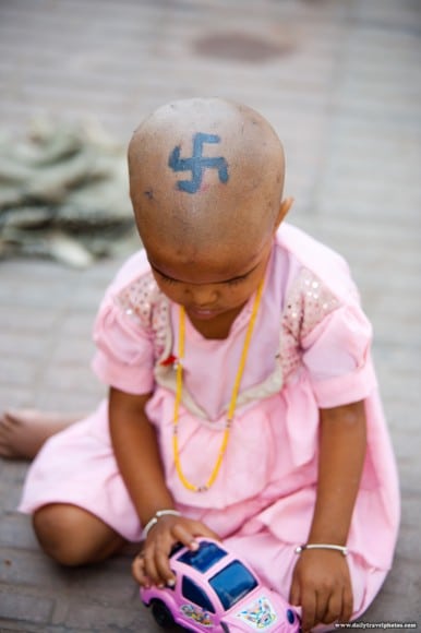 niña_esvastica Niña hindú con una esvástica pintada en la cabeza