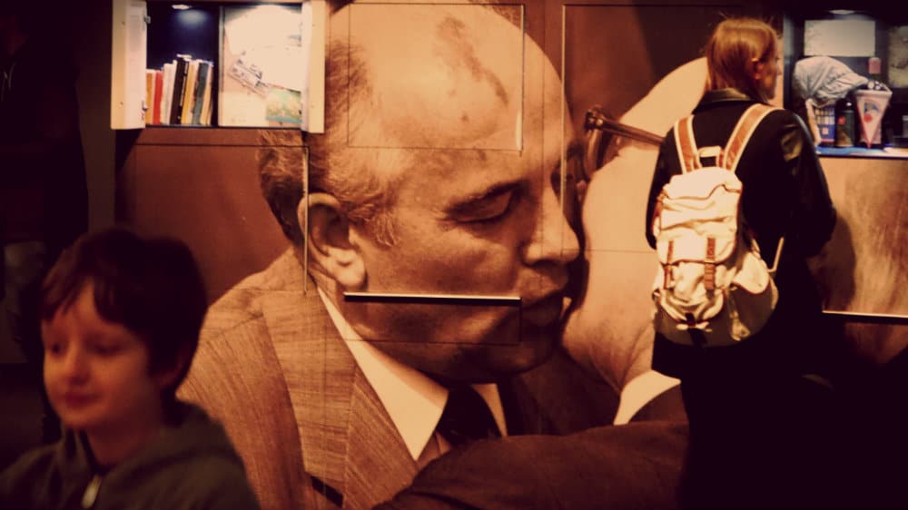 Gorbachev y Honecker dándose el lote